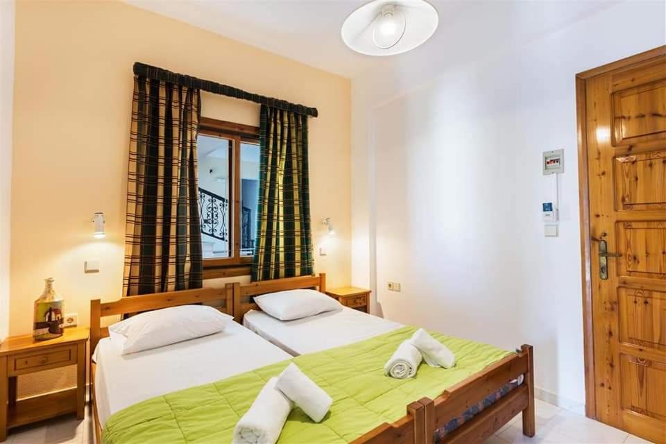 Michalis Litinas Apartments Agia Marina Exteriör bild