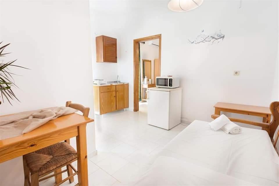 Michalis Litinas Apartments Agia Marina Exteriör bild