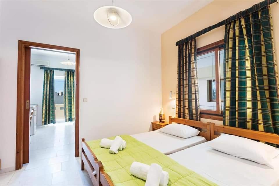 Michalis Litinas Apartments Agia Marina Exteriör bild
