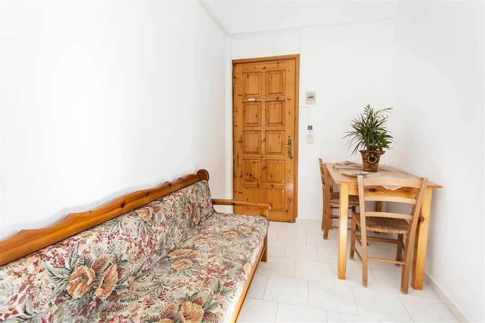 Michalis Litinas Apartments Agia Marina Exteriör bild